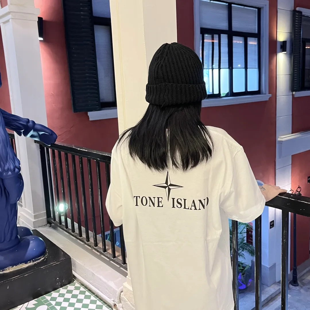 W610#P110💰 Stone Island logo printed front and back short-sleeved men's and women's loose casual T-shirts. Made of 260g combed cotton with 32-count double yarn. Double-threaded two-needle pressed thread. No deformation after long-term washing. Imported 3D printing. No fading. No cracking. Authentic pattern making. Double tags washed. Original packaging. Color: black-white. Size M-XXL.